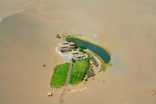 Озеро Полумесяца в пустыне Гоби