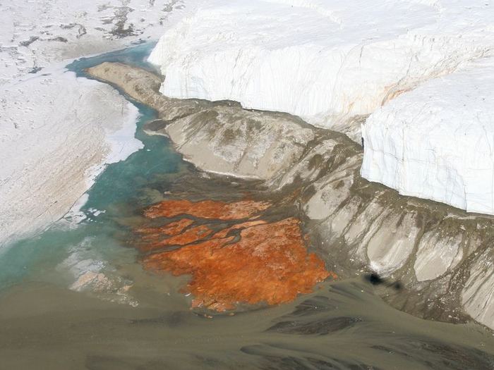 Цвет воды в водопаде Антарктиды
