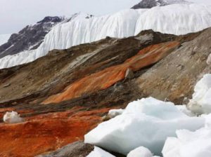 Кровавый водопад в Антарктиде. Водопад ледника Тейлора.