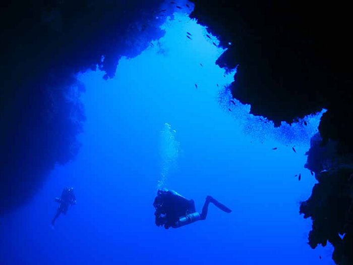 Подводная вертикальная пещера