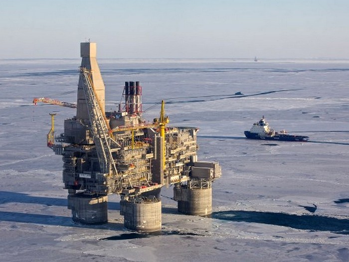 Нефтегазодобывающая платформа в Охотском море