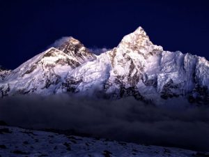 Эверест в сумерках фото