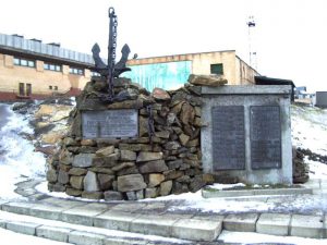 Памятник погибшим морякам фото