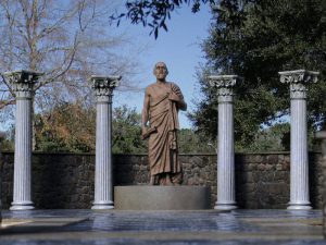 Памятник Гиппократу в Перми фото