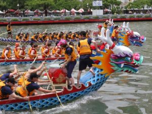 Фестиваль лодок-драконов в Китае фото