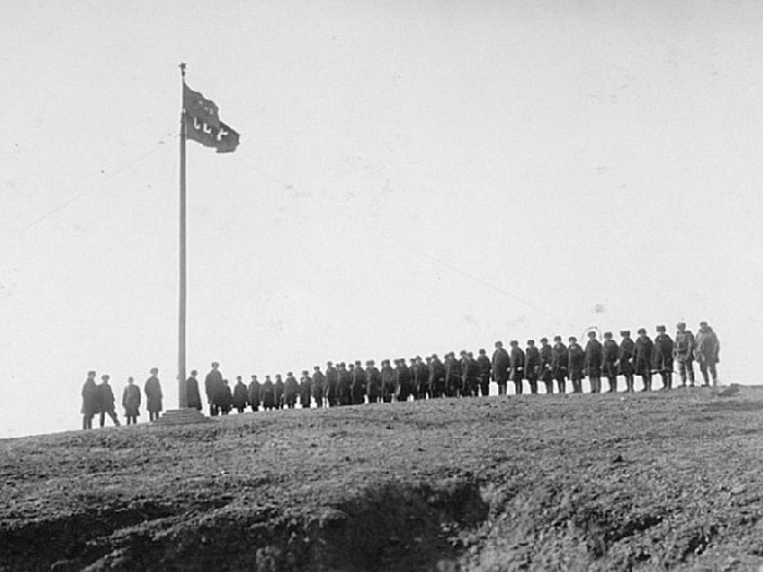 Флаг СССР на острове врангеля в 1924 году