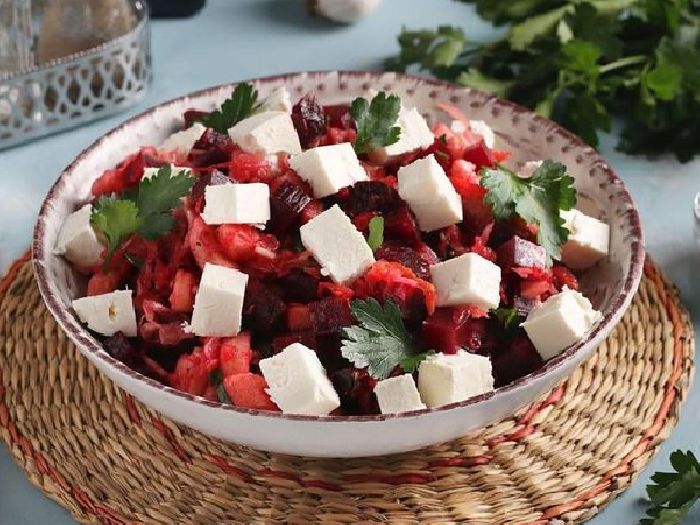 Салат с капустой, финиками и брынзой