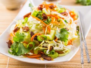 Салат с финиками и капустой